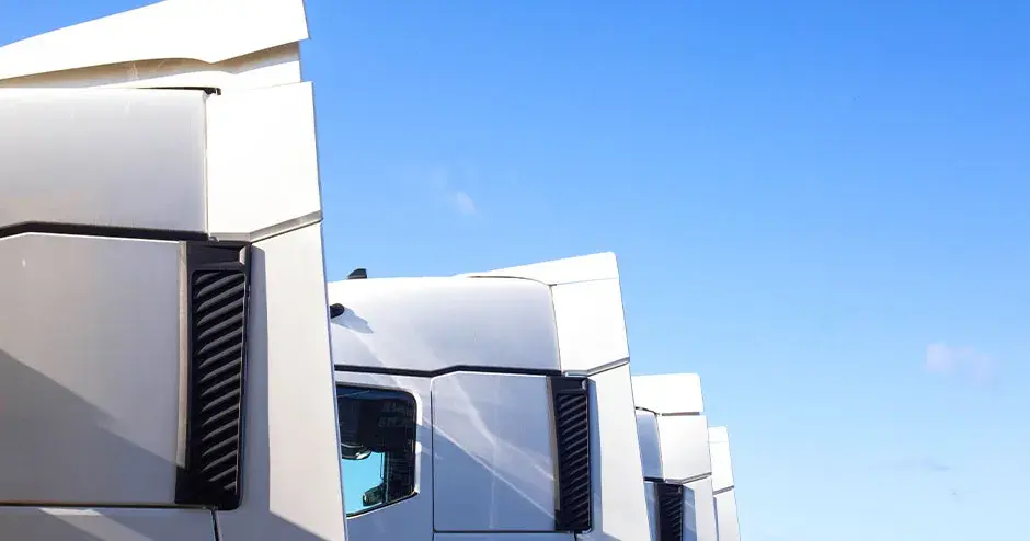 Cuatro conceptos diferentes de deflectores de aire entre la cabina y la carga para una prueba de camiones comerciales. 