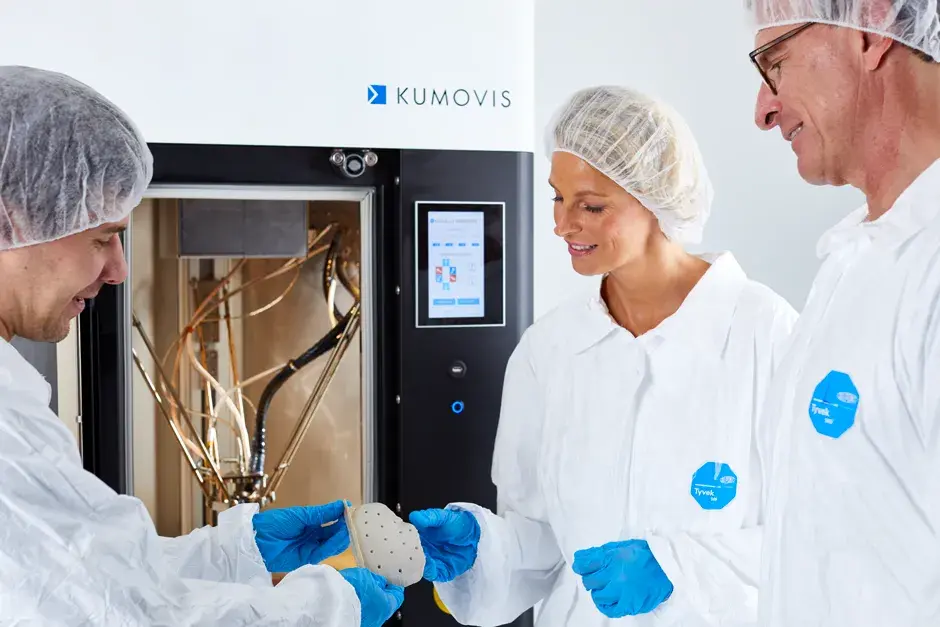 Expertos médicos o doctores sacando una placa craneal de la impresora Kumovis R220 3D