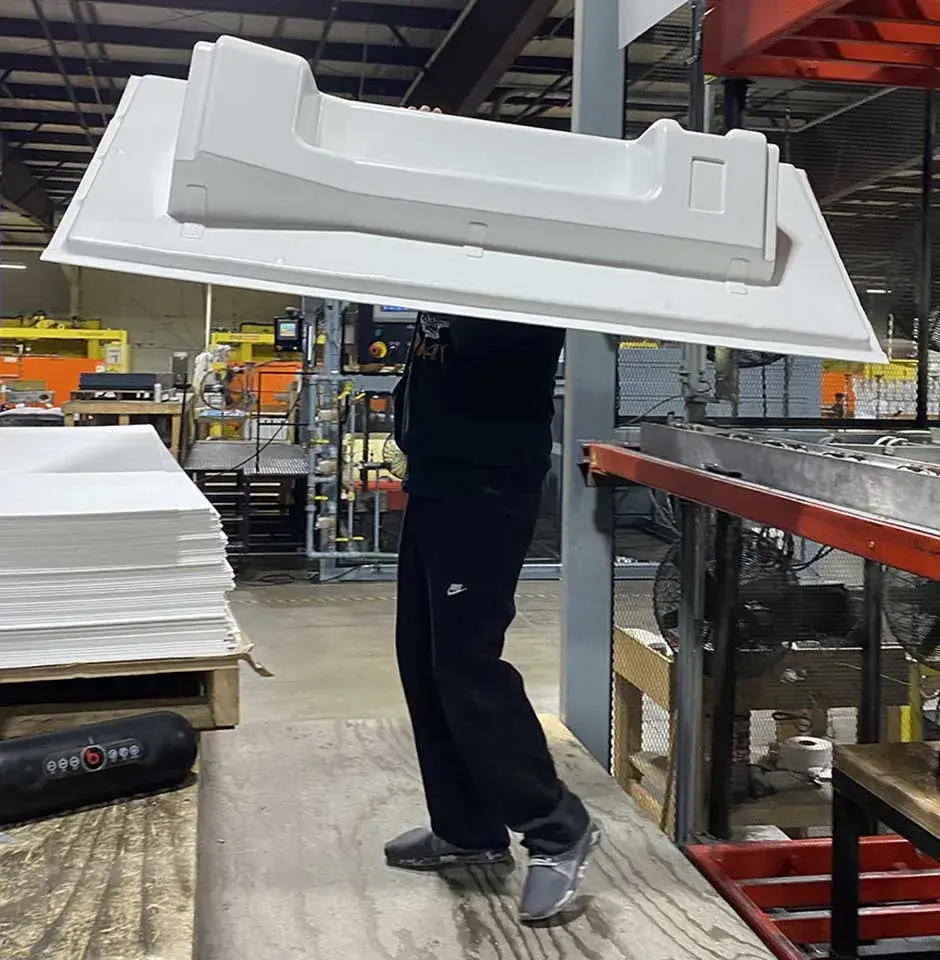 trabajador transportando un pieza termomodelada de duo form