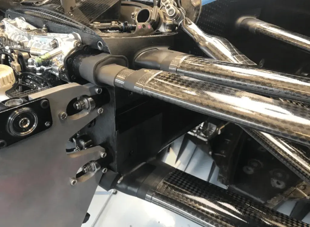 Marco y sello de suspensión producidos con Figure 4 EGGSHELL-AMB 10 y DuraForm PA, respectivamente