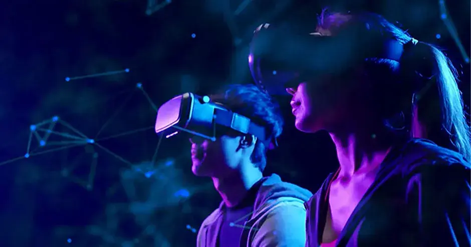 niños con un casco de realidad virtual y observando un cielo imaginario