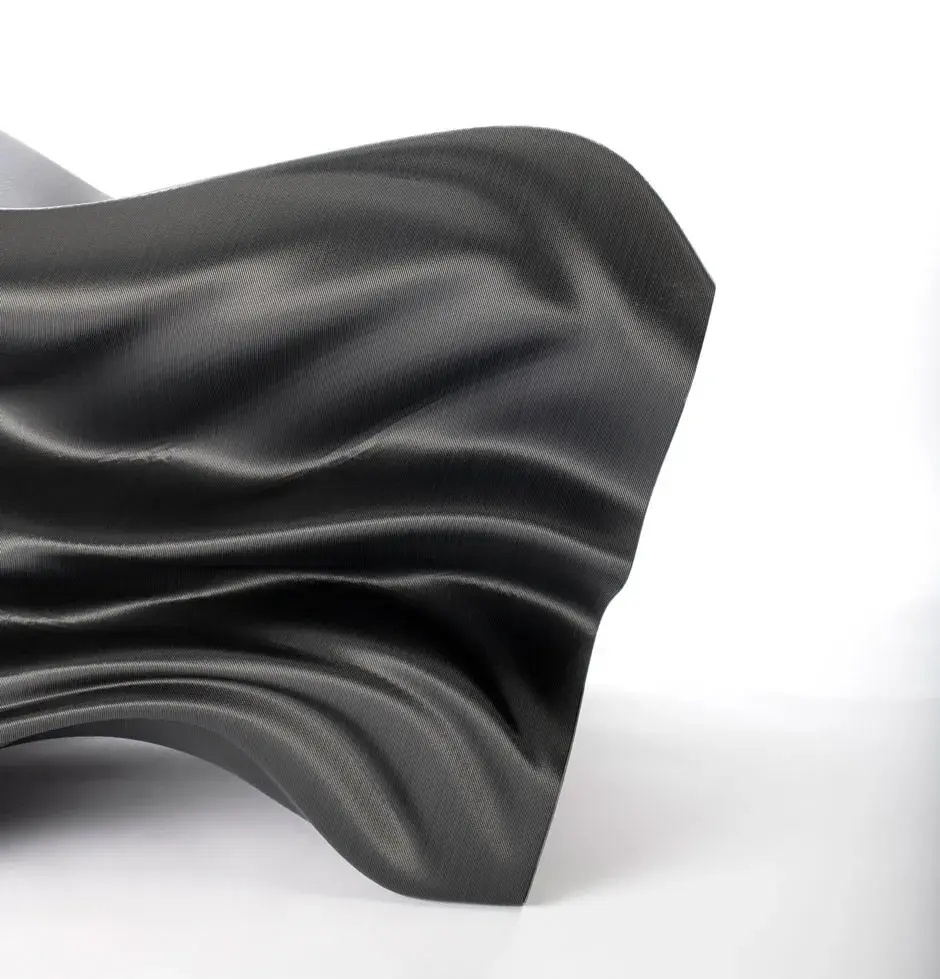 Vista lateral del sillón Steam 3D diseñado por Slicelab e impreso en 3D con pellets ABS de fibra de carbono en la impresora 3D EXT 1270 Titan Pellet. 