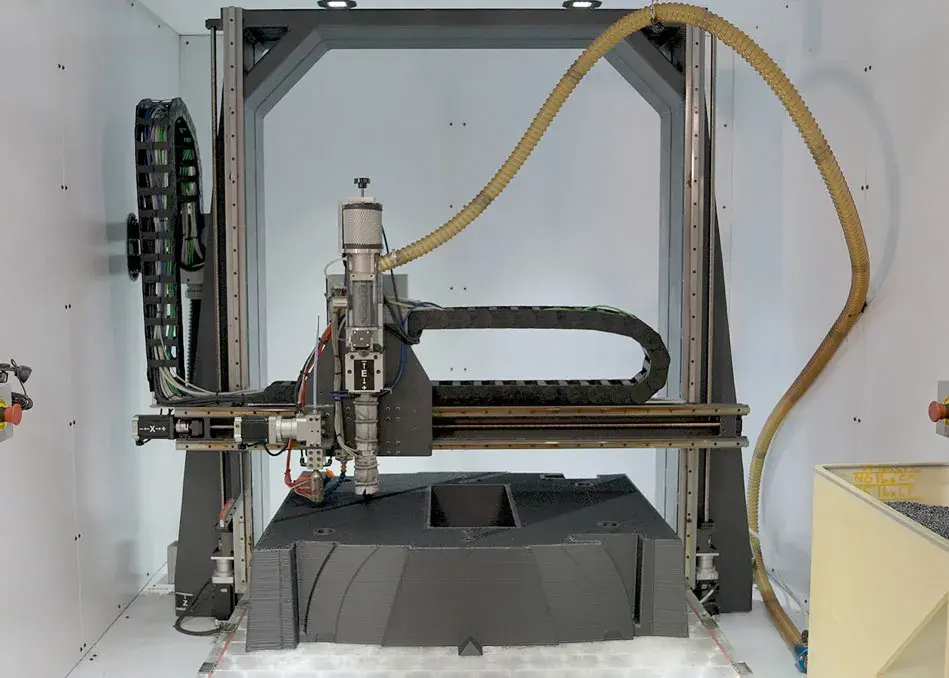 Un Patrón grande de carcasa de bomba CF ABS impreso en la impresora EXT Titan Pellet de Astech. 