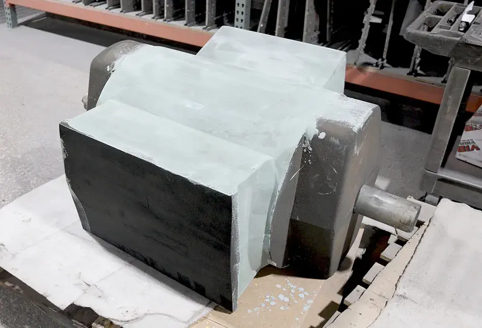 El Patrón de carcasa de bomba de ABS CF impreso en 3D, pintado con moldes y montado en un matraz, listo para llenarse con arena de moldeo sin cocción.