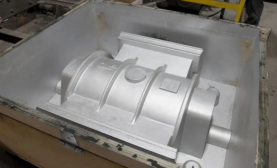 El Patrón de carcasa de bomba de ABS CF impreso en 3D, pintado con moldes y montado en un matraz, listo para llenarse con arena de moldeo sin cocción.