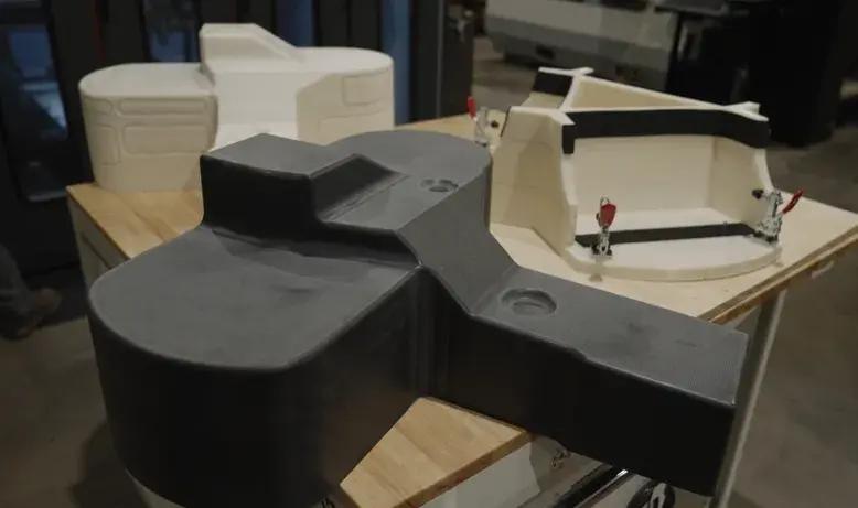 Un moldes de termoformado CF-PC impresos y mecanizados, un ABS Prototipos impreso en 3D de una pieza formada y un accesorio de moldura ABS impreso en 3D, todos producidos en el sistema de pellets EXT 1270 Titan de 3D Systems. 