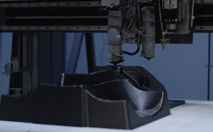 Una impresión de moldes de termoformado en curso en Lindar en la impresora de pellets 3D Systems EXT 1270 Titan. 