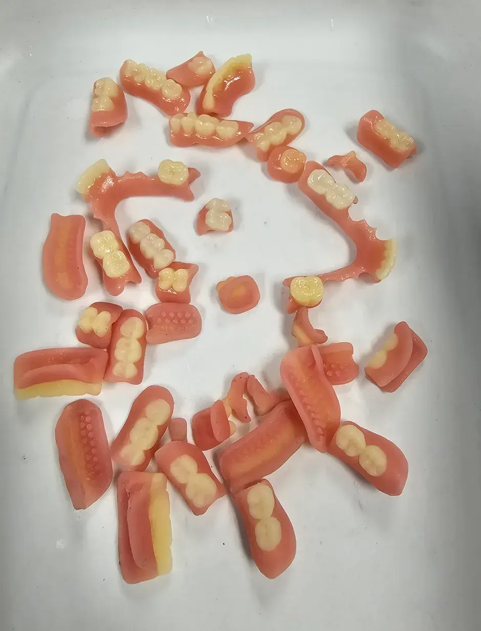 Una bandeja con piezas dentales impresas en 3D