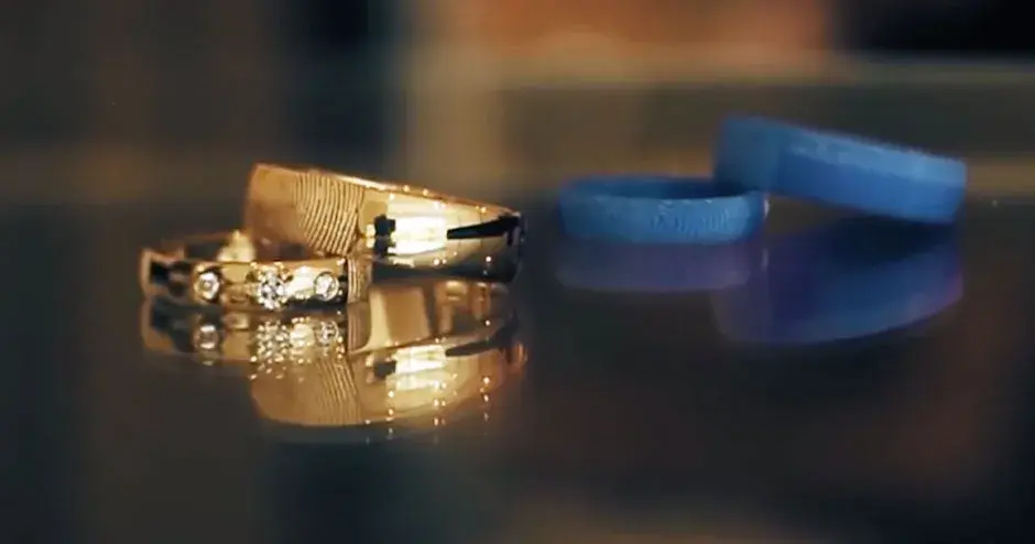 un anillo de oro junto a un molde impreso en 3D