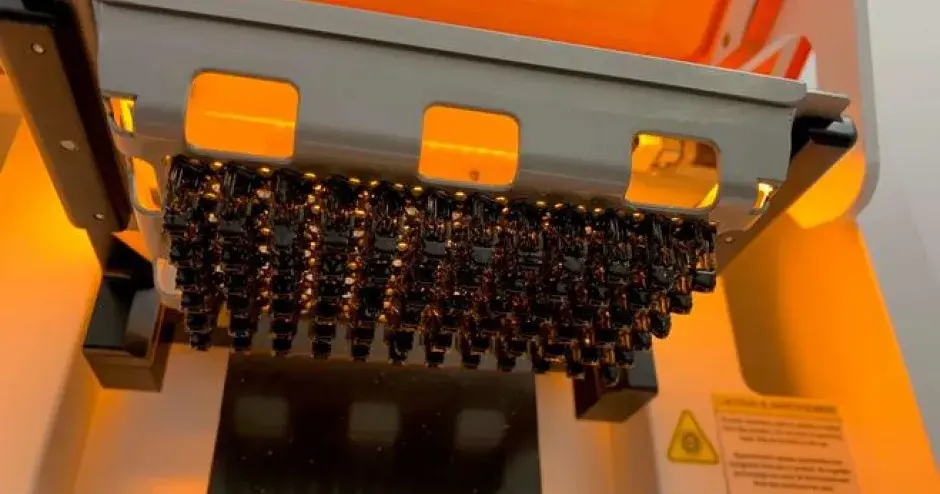 Placa de impresión Figure 4 cargada con piezas en WS Audiology