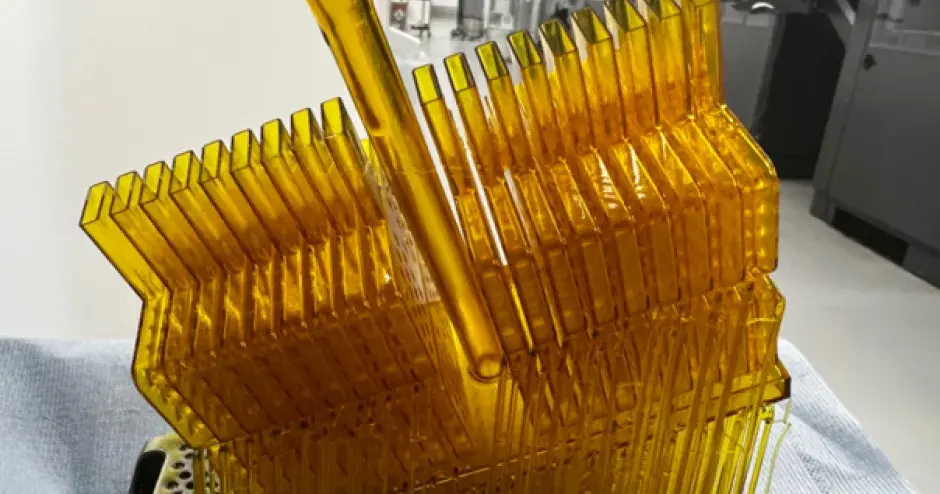 Un molde para una junta universal impresa en 3D en un lote de 36 con la impresora Figure 4 por BWT Alpine F1 Team.